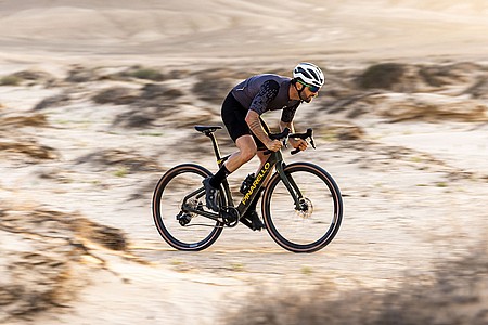 エメリルプラトリ Pinarello Grevil F7 GRX Di2 Gravel Bike 2026 from BikeBling.com