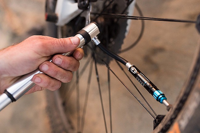 Crank Bros Klic Gauge Hand Pump with CO2 